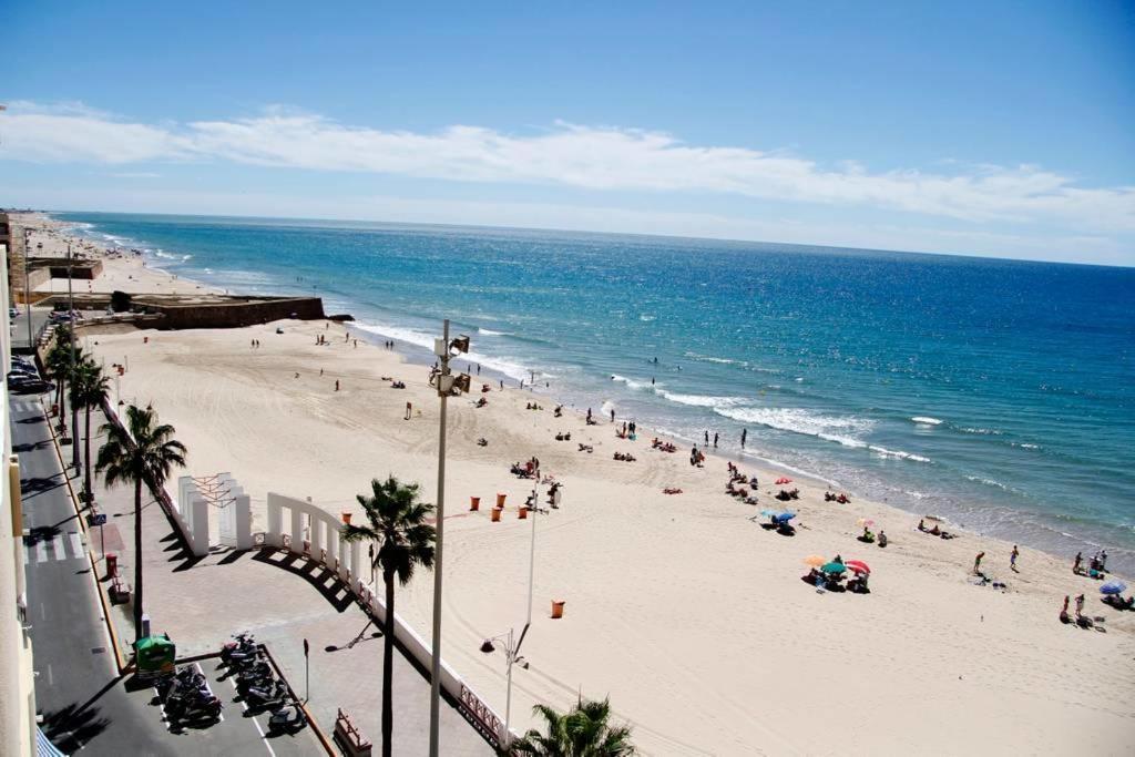 Piso Amplio Frente Al Mar En Pleno Paseo Maritimo. Apartment Cadiz Exterior photo